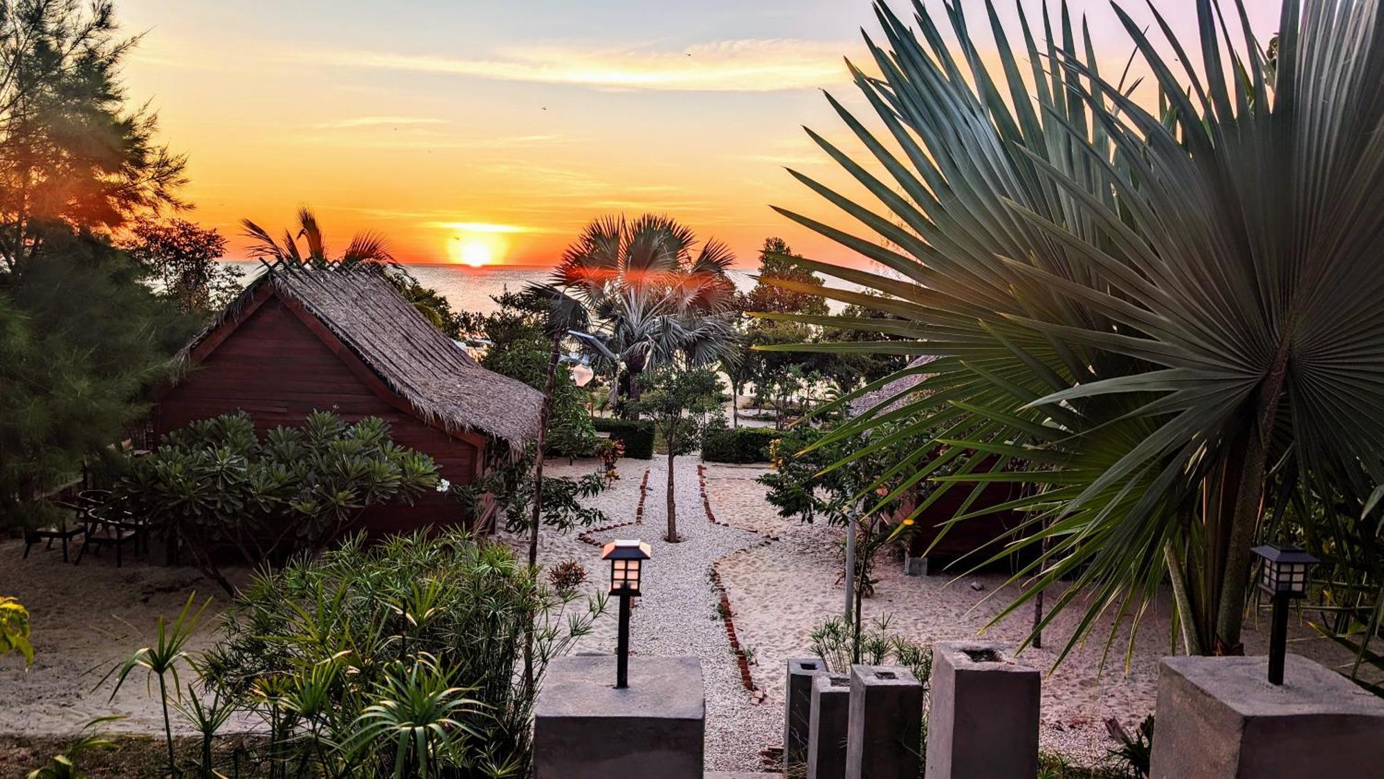 Ampazony Oasis Lodge Махаянга Екстериор снимка