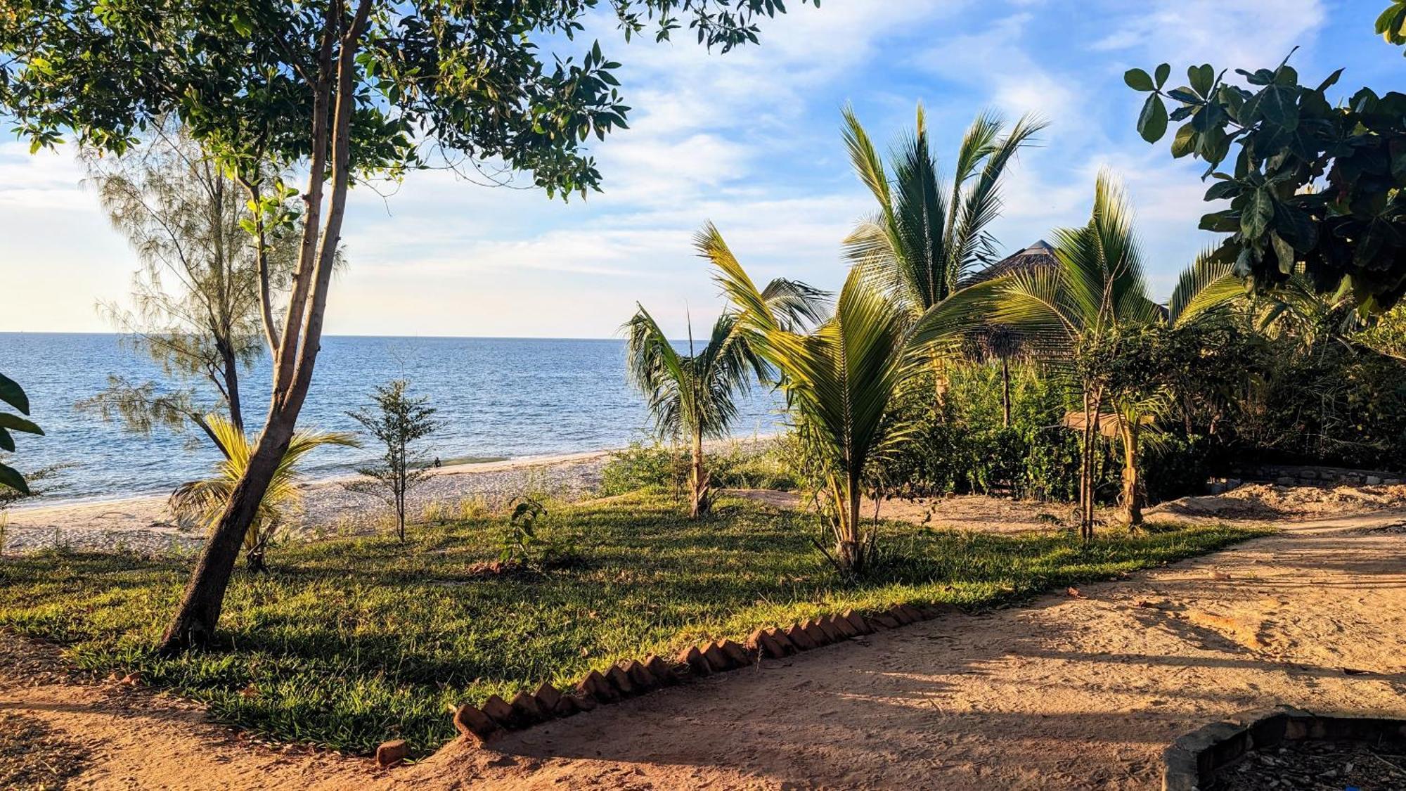 Ampazony Oasis Lodge Махаянга Екстериор снимка
