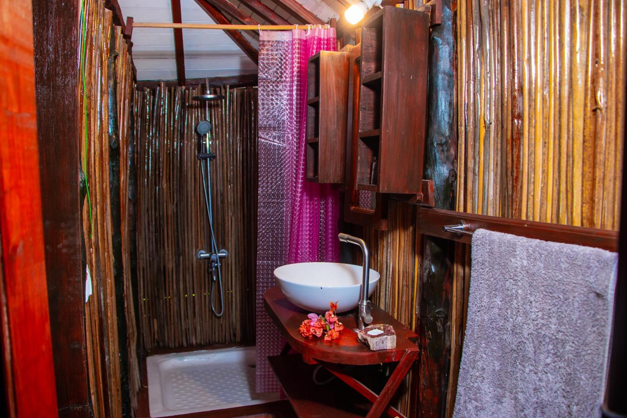 Ampazony Oasis Lodge Махаянга Екстериор снимка